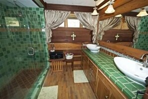 Ensemble douche/baignoire, sèche-cheveux, serviettes fournies