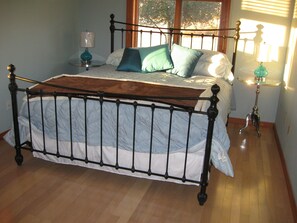 4 عدّة غرف نوم ومكواة/لوح كي وواي فاي وملاءات أسرّة