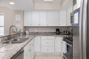 Fridge, dishwasher, coffee/tea maker, cookware/dishes/utensils - Stay @ Queens Folly on Folly Beach (Folly Beach)