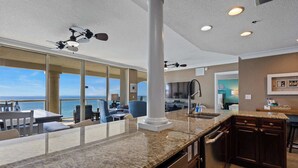 Interior - Beach Club 1005 - 𝑨𝒒𝒖𝒂 𝑶𝒂𝒔𝒊𝒔 (Pensacola Beach)