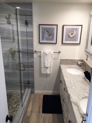 Dusche, umweltfreundliche Kosmetikartikel, Haartrockner, Handtücher