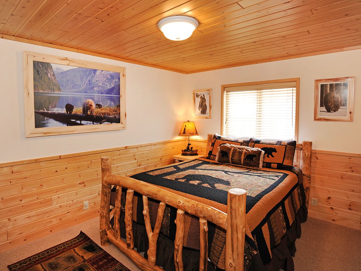 🌲 22 Miles to Yellowstone ~ Wifi ~ Covered Deck ~ BBQ ~ Satellite TV ~ Fire Pit