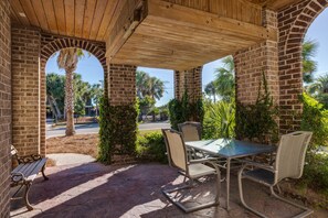 Outdoor dining - Stay @ Grand View! Folly Beach (Folly Beach)