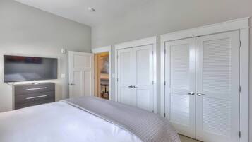 1 habitación, tabla de planchar con plancha y cuna de viaje