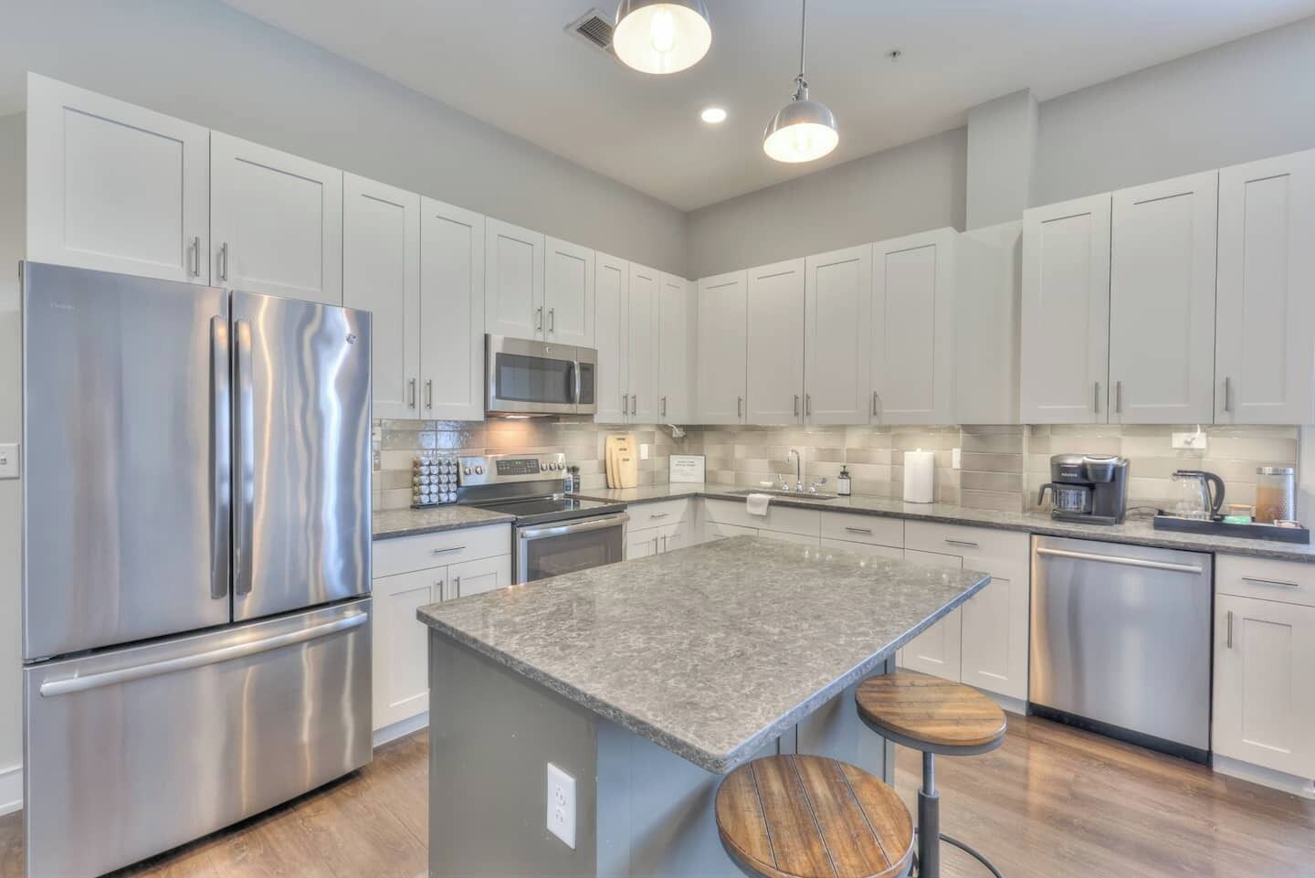 Kühlschrank, Mikrowelle, Ofen, Herdplatte