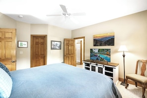 4 bedrooms, iron/ironing board, internet, bed sheets - Townhome R5B- Mtn Home/View, Foosball, Indoor/Outdoor Pools & Hot Tub, Fireplace (Banner Elk)