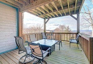 Outdoor dining - Townhome R5B- Mtn Home/View, Foosball, Indoor/Outdoor Pools & Hot Tub, Fireplace (Banner Elk)
