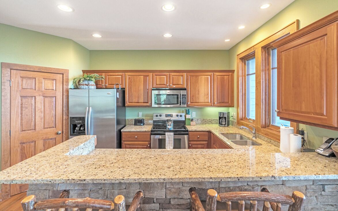 Lava-louças, cafeteira/chaleira, talheres/pratos/utensílios de cozinha