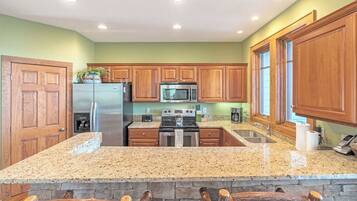 Lava-louças, cafeteira/chaleira, talheres/pratos/utensílios de cozinha