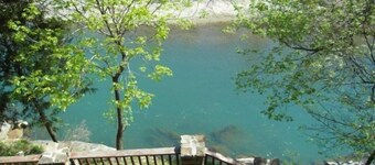 TWO FOR ONE ON RIVER! Modern house and apartment, 9 beds/6 sleeping areas/4 ba