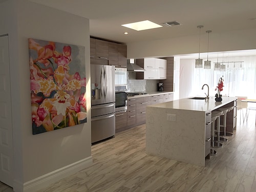 New Modern Coral Villa ! Private Heated Pool ! Near Beaches ! BBQ !