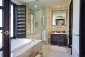 Bañera, secador de pelo, toallas y jabón