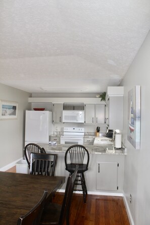 Fridge, microwave, oven, stovetop - House Located Across the Street from Panama City Beach (Panama City Beach)