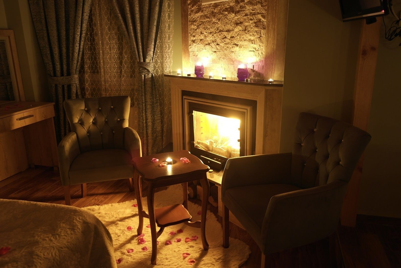 deluxe room, 1 double bed, non smoking, jetted tub | living area | lcd tv