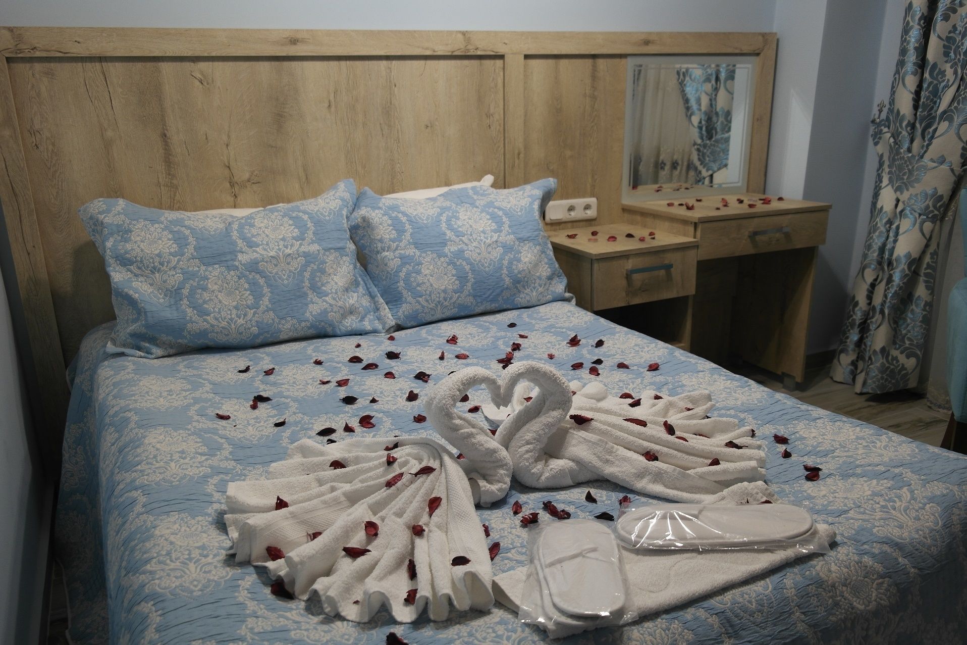 deluxe room, fireplace | premium bedding, desk, iron/ironing board, free wifi