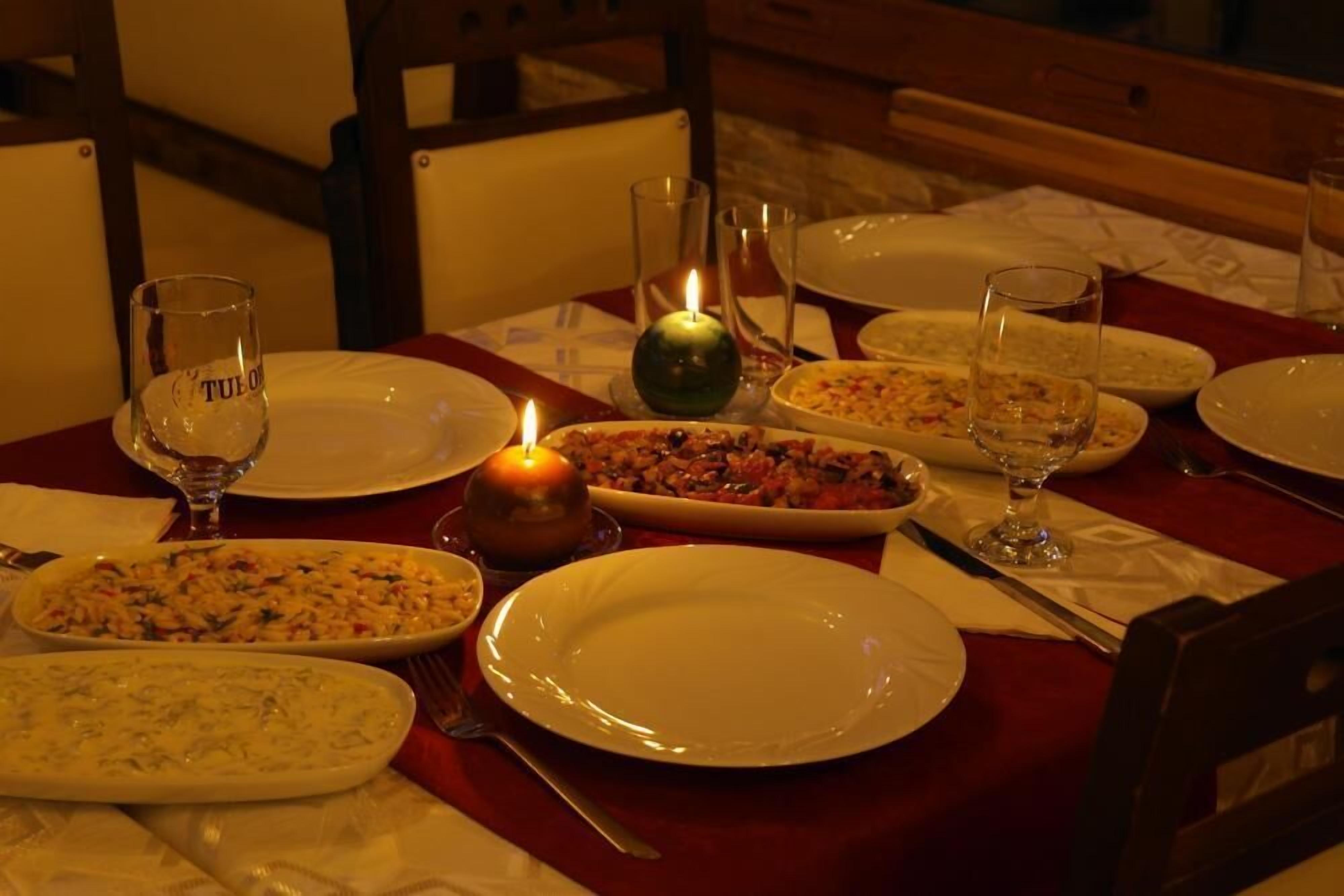 breakfast, lunch and dinner served