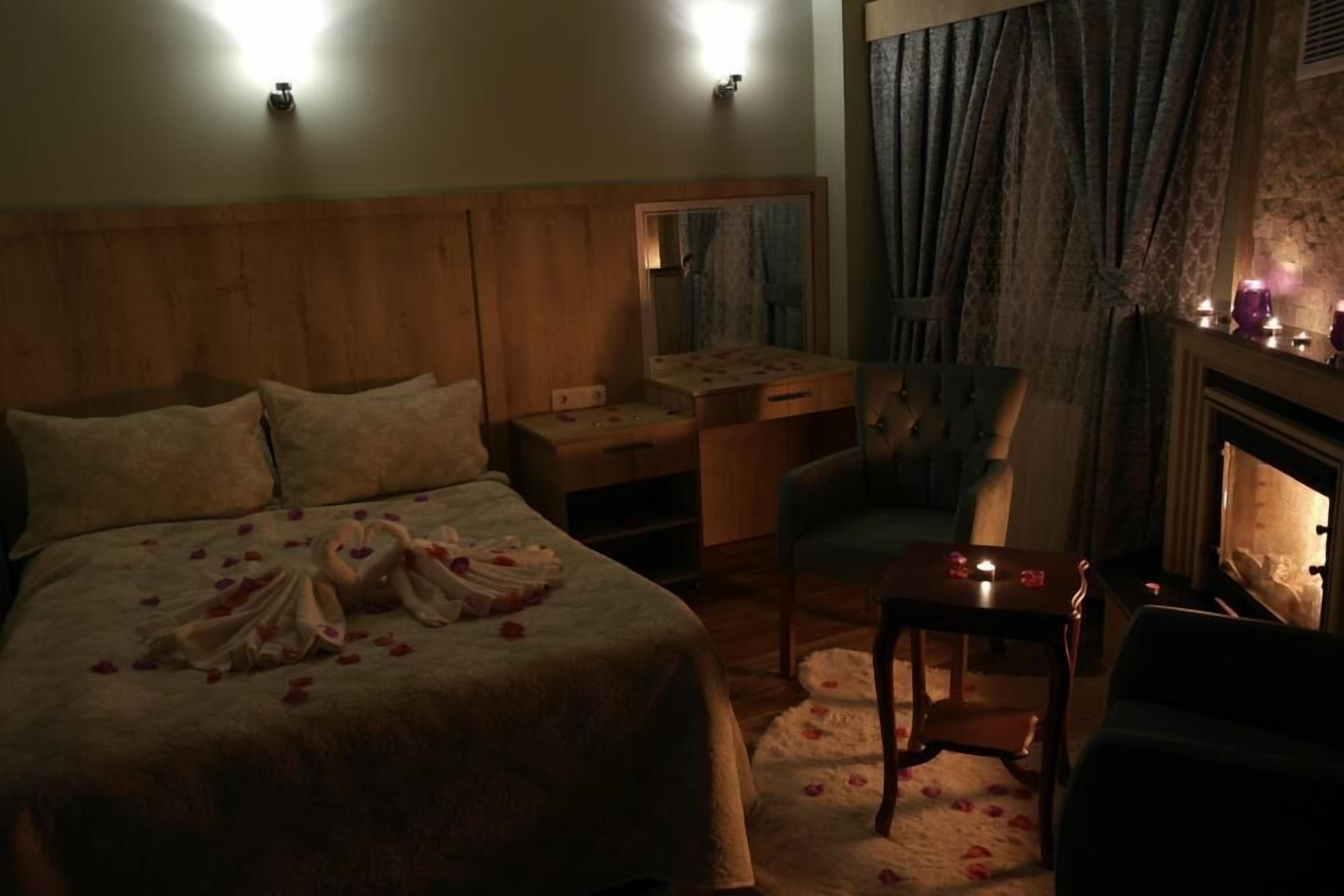 deluxe room, 1 double bed, non smoking, jetted tub | premium bedding, desk, iron/ironing board, free wifi