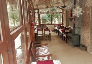 供应早餐、午餐和晚餐