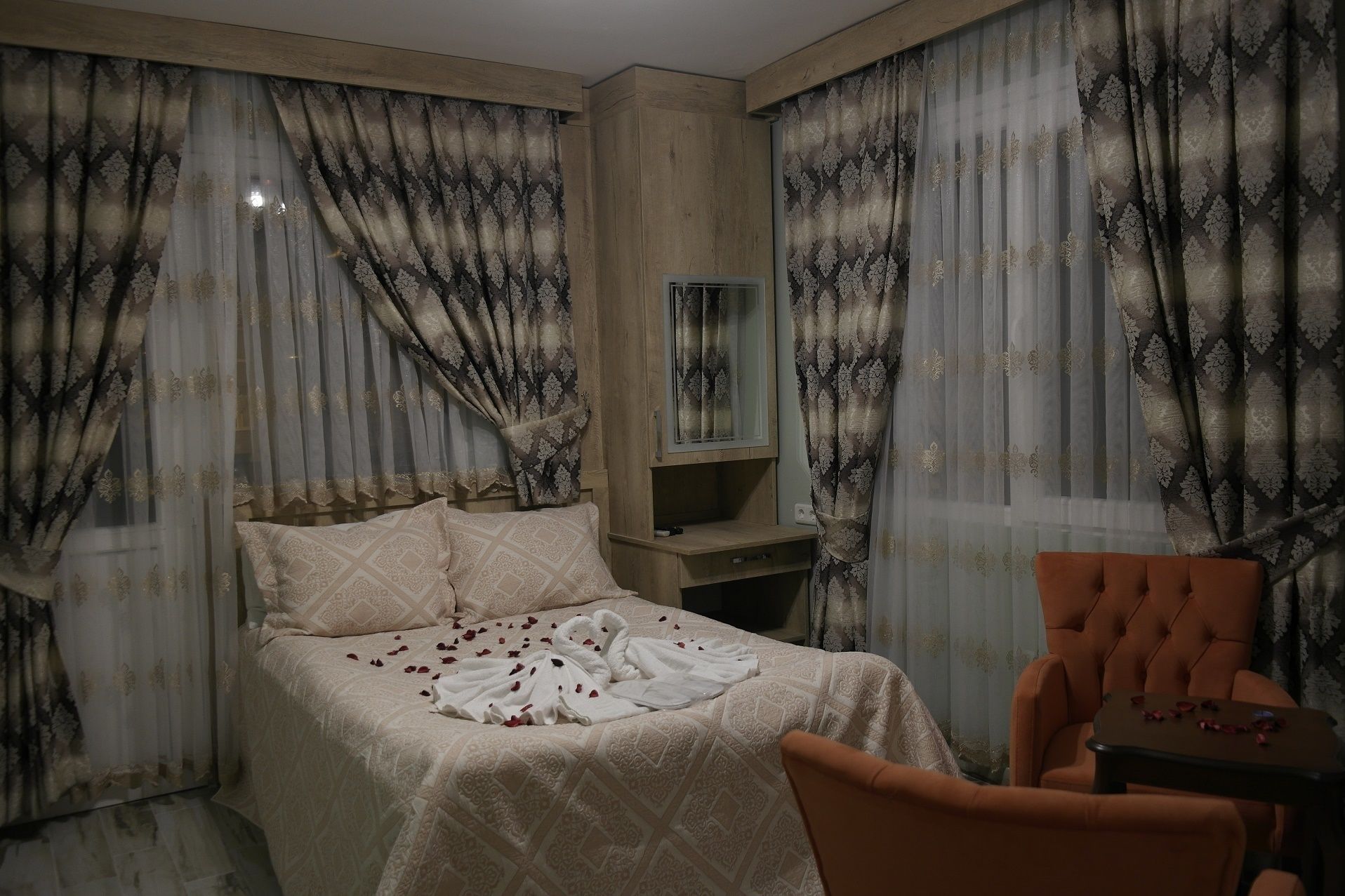 deluxe room, fireplace | premium bedding, desk, iron/ironing board, free wifi