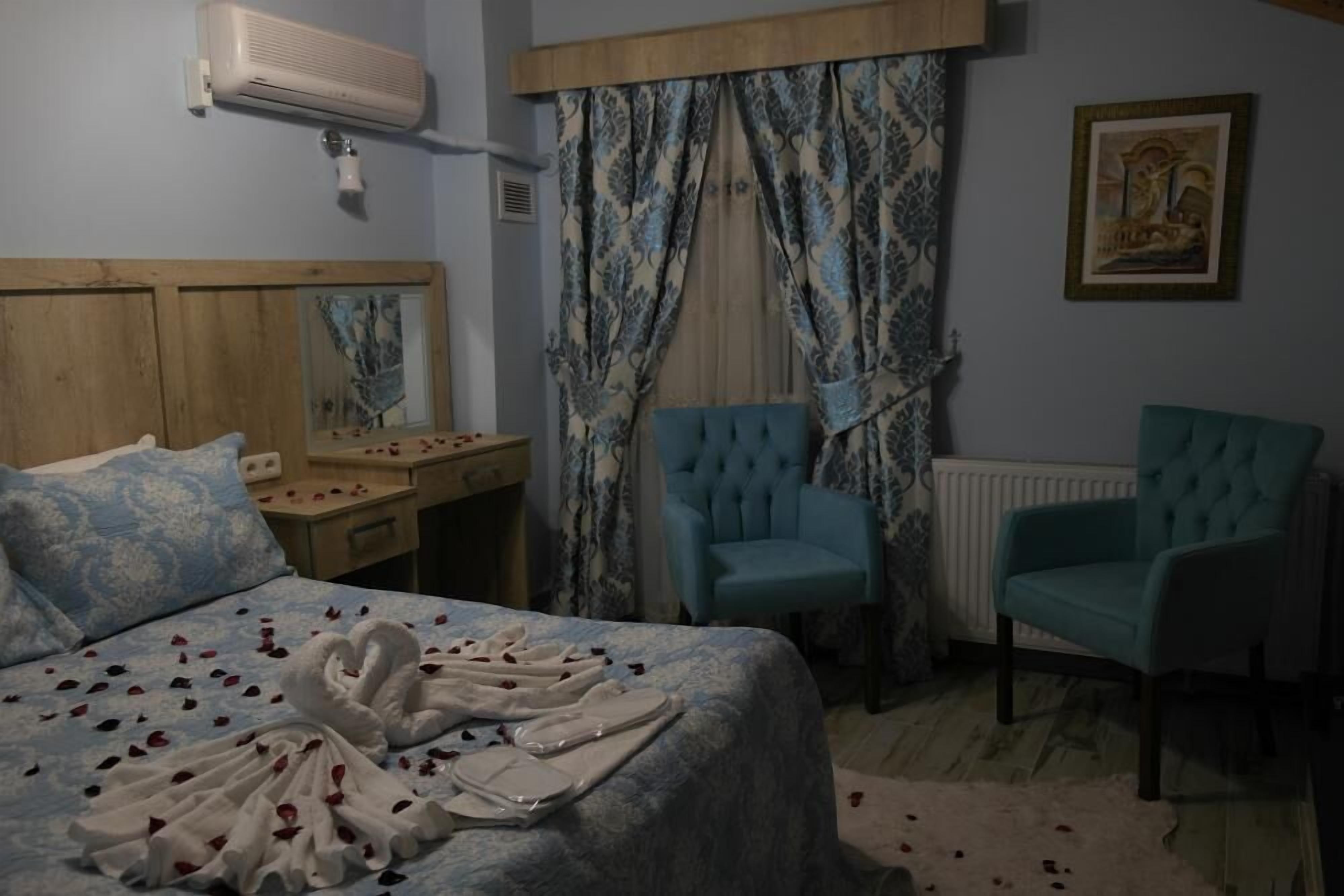 deluxe room, fireplace | premium bedding, desk, iron/ironing board, free wifi