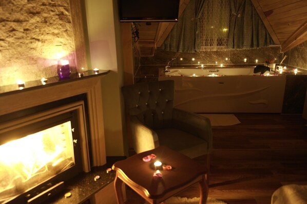 华丽客房, 1 张双人床, 无烟房, 按摩浴缸 | 起居区 | 液晶电视