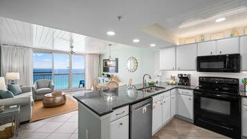 Refrigerador, microondas, horno, placa de cocina