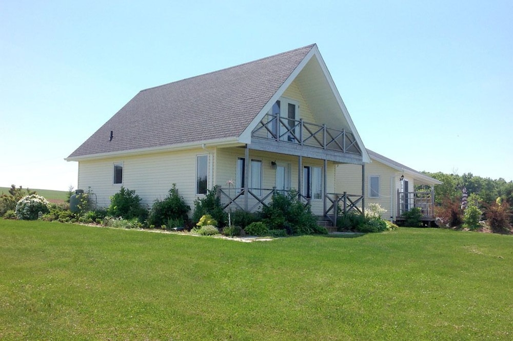 Hillside Haven with Ocean View, Minutes to Cousin's Shore Beach!