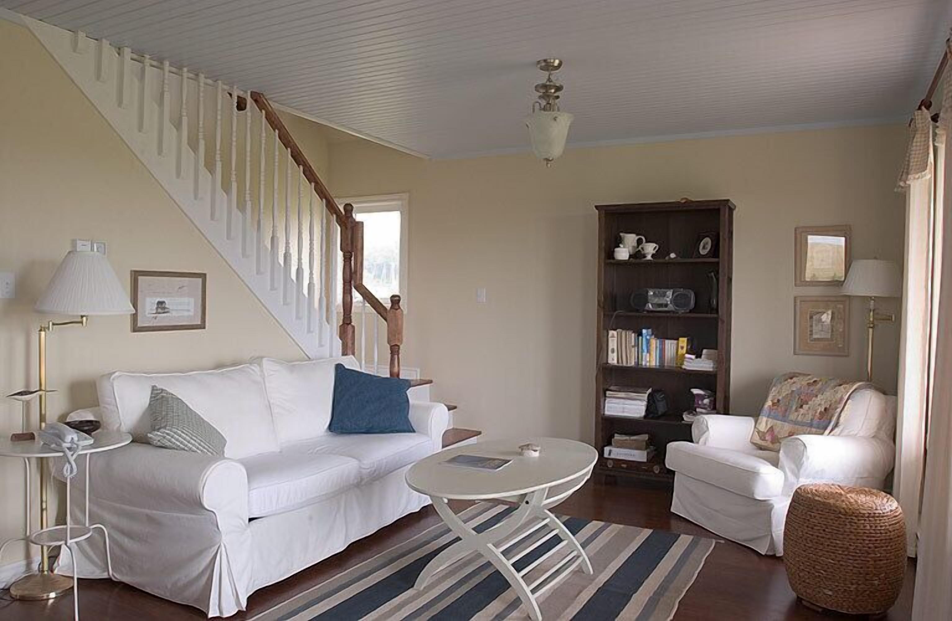 Hillside Haven with Ocean View, Minutes to Cousin's Shore Beach!