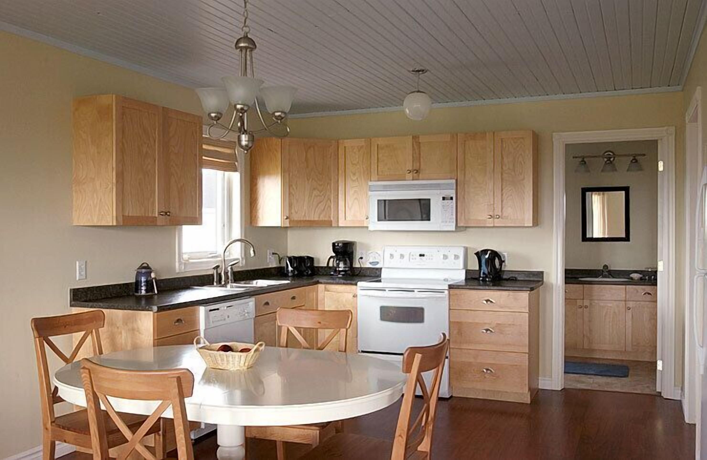 Hillside Haven with Ocean View, Minutes to Cousin's Shore Beach!