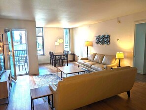 Smart TV, stereo - 1 Block to Pike Pl Market ~ View Balcony ~ Best Location in Seattle - HUGE unit! (Seattle)