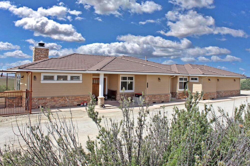 Beautiful custom home on top of a hill, 360 views, heart of wine country
