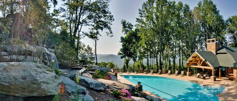 Una piscina cubierta, una piscina climatizada