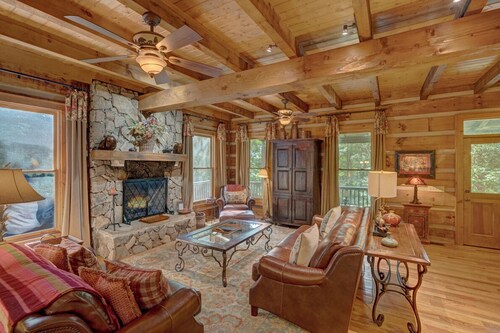 Sticks and Stones-Mtn Log Cabin, Gas Fireplace, Outdoor Space w/ Fire Pit, Grill