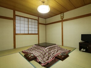 Kamar Tradisional (Japanese-style for 4, Main Building)
