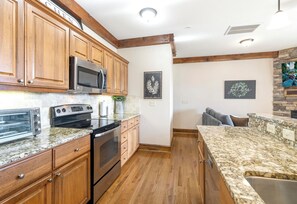 Opvaskemaskine, kaffe-/temaskine, køkkentøj/tallerkener/redskaber