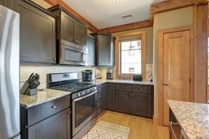 Lavavajillas, cafetera y tetera, utensilios de cocina y comedor