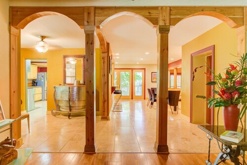 5,000 sq. ft. Lake villa, 5/5 BA , sleeps 12,  2 boat stalls, 20x40 PRIVATE pool