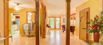 5,000 sq. ft. Lake villa, 5/5 BA , sleeps 12,  2 boat stalls, 20x40 PRIVATE pool