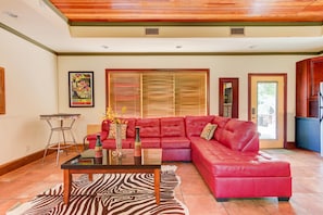 Smart TV, fireplace, DVD player - 5,000 sq. ft. Lake villa, 5/5 BA , sleeps 12, 2 boat stalls, 20x40 PRIVATE pool (Hot Springs)