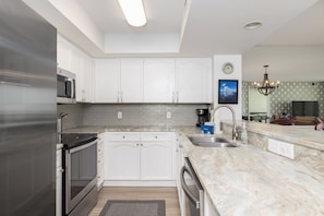 冷蔵庫、食器洗い機、コーヒー / ティーメーカー、調理器具と食器