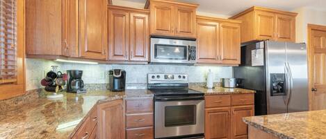 Lavavajillas, cafetera y tetera, utensilios de cocina y comedor