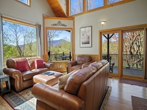 Smart TV - Above It All- Cabin, Hot Tub, Pet Friendly, Pool Table, Mtn View, Gas Fireplace (Seven Devil's)