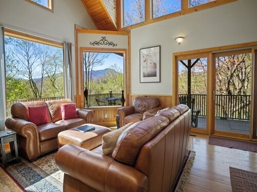 Above It All- Cabin, Hot Tub, Pet Friendly, Pool Table, Mtn View, Gas Fireplace