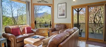 Above It All- Cabin, Hot Tub, Pet Friendly, Pool Table, Mtn View, Gas Fireplace