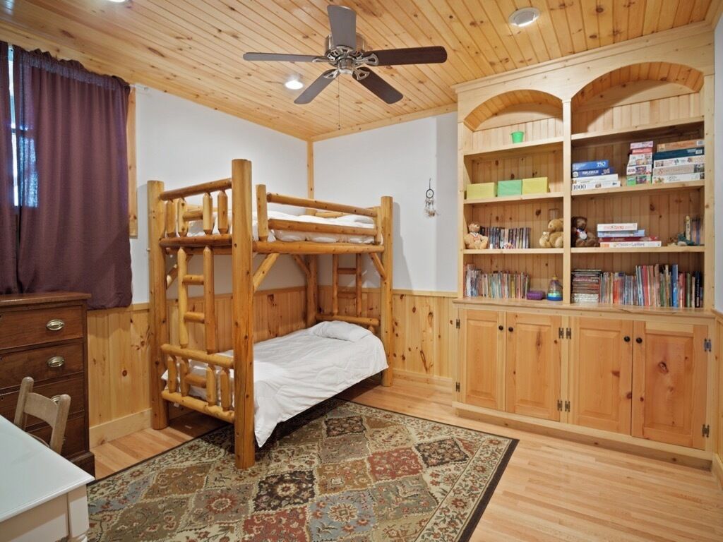 4 bedrooms, iron/ironing board, internet, bed sheets