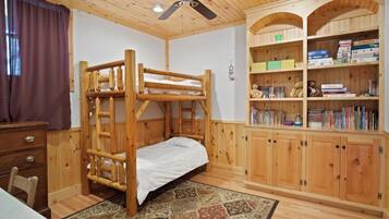 4 bedrooms, iron/ironing board, internet, bed sheets