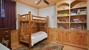 4 slaapkamers, een strijkplank/strijkijzer, gratis wifi, beddengoed