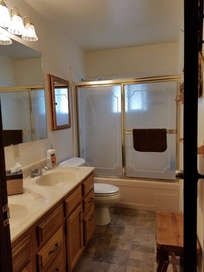 Tina con regadera, secadora de cabello, toallas, jabón 