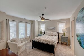 3 slaapkamers, een strijkplank/strijkijzer, gratis wifi, beddengoed