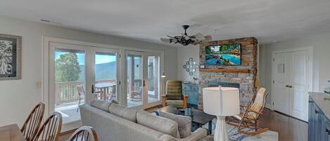 تلفزيون بشاشة مسطحة